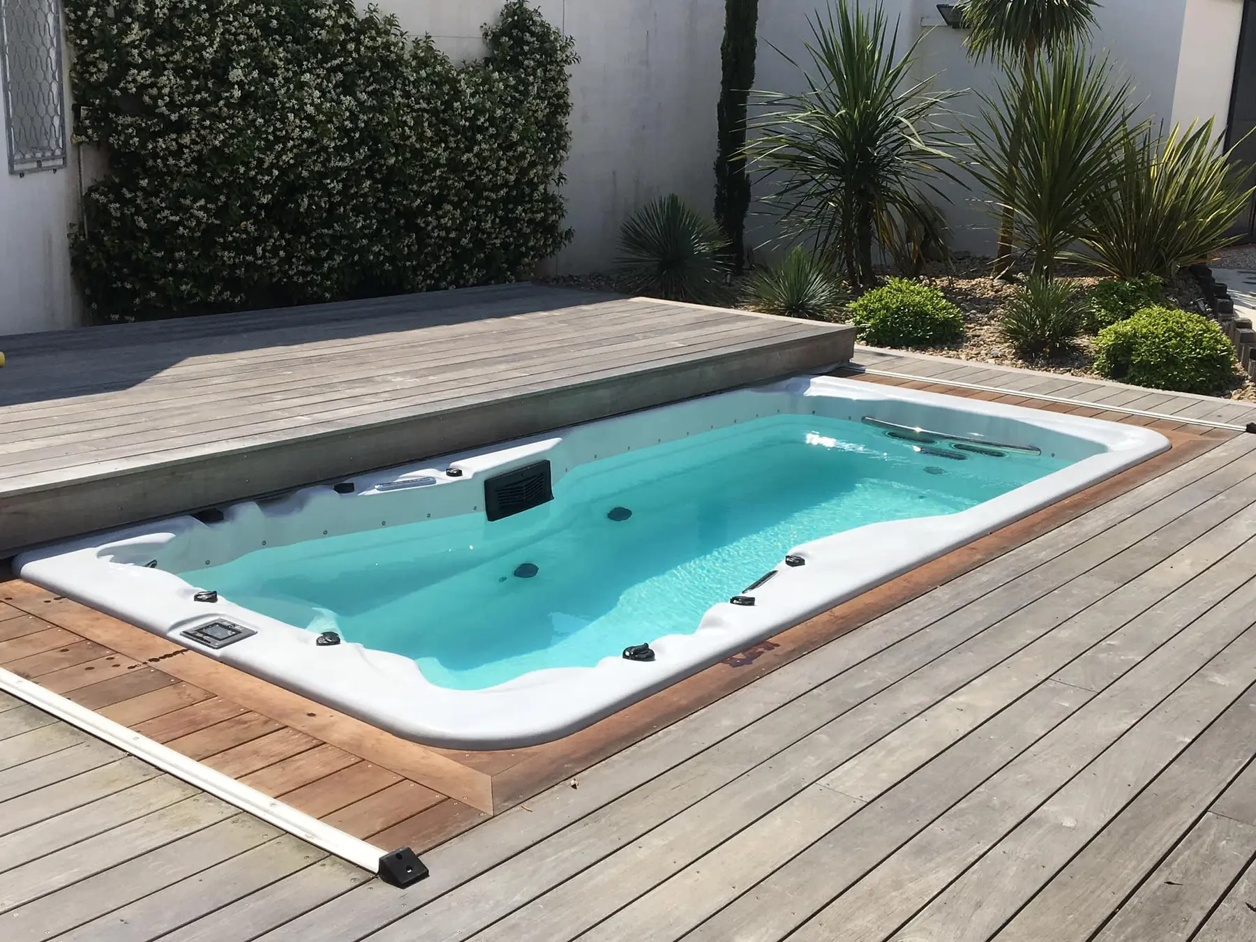 Плавательный Lovia Spa с белым бортом в деревянной террасе